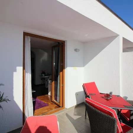 Charmante Dachgeschosswohnung Mit Meerblick Und Blick Auf Altstadt Von Poreč