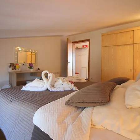 Charmante Dachgeschosswohnung Mit Meerblick Und Blick Auf Altstadt Von * Poreč