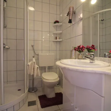 Charmante Dachgeschosswohnung Mit Meerblick Und Blick Auf Altstadt Von פורץ