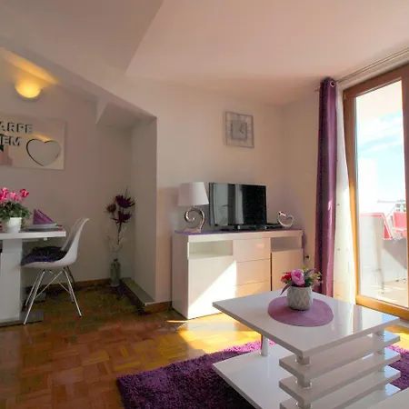 Charmante Dachgeschosswohnung Mit Meerblick Und Blick Auf Altstadt Von דירה